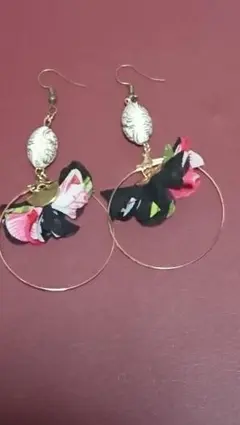 ホワイトのアンティークパーツ×フープ×フラワータッセル