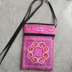 ピンクの刺繍サコッシュ