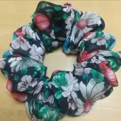 新生地☆ハンドメイドひまわりシュシュ - メルカリ