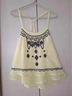 セシルマクビー　Mサイズ　フリル　トップス　エスニック調刺繍