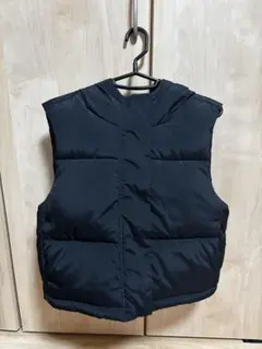 フード付き ブラック ダウンベスト