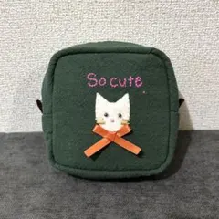《1月SALE》　ポーチ　キーホルダー　猫　白猫　刺繍　フェルト　ハンドメイド