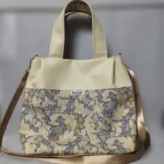 オフホワイトの合皮とウイリアムモリス柄のトートバッグ兼ショルダーバッグ