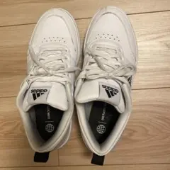 adidas ローカットスニーカー