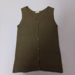 GU　オリーブ色 Mサイズ Vネック ノースリーブセーター　カーキ