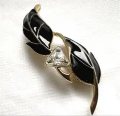 《美品》黒いエナメルとラインストーンのブローチ　リーフ　ヴィンテージ