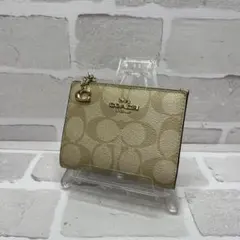(美品)大人気、コーチ、折財布、人気色、シグネチャー、PVC地、金ロゴ、現行品