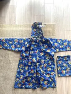【値下げ】キッズ⭐︎120㎝　レインコート（サッカー柄、収納バック付き）