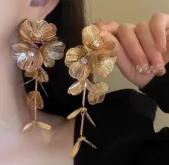 ゴールドピアス　ウエディング　パーティー　ロングピアス　フラワーモチーフ