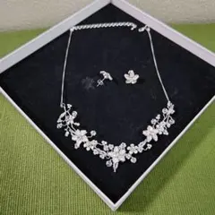 フラワーモチーフのネックレスとピアスセット
