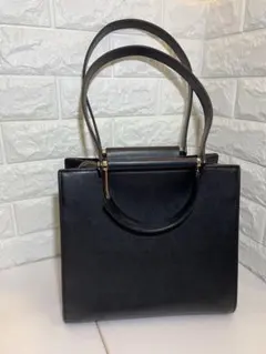 黒のスクエア型ハンドバッグ