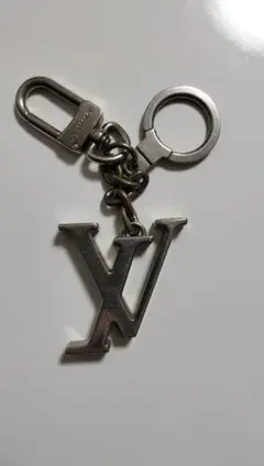 ルイヴィトン キーホルダー ポルト クレ イニシャル チャーム シルバー