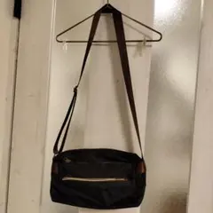 黒いナイロンショルダーバッグ