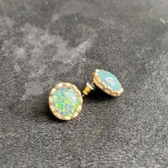 オパール風オーバル型ピアス