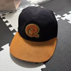 黒とオレンジの刺繍ロゴキャップ