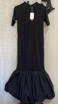 新品 春夏 黒いひざ丈ワンピース 半袖 フリル裾