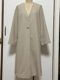 anySISベージュ ノーカラーVネック ロングコート