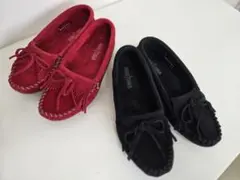 ミネトンガ スエードモカシン（レッド・ブラック）