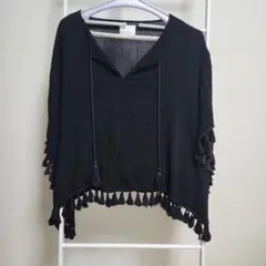 フリンジ付き黒ポンチョ