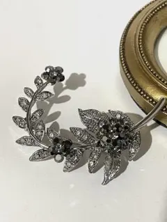 エレガントな葉花デザインブローチ