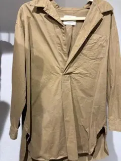 ベージュ 長袖シャツ 胸ポケット付き