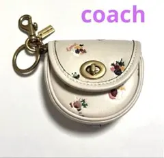 コーチ《coach》　フローラル　バッグチャーム（キーリング） サドル