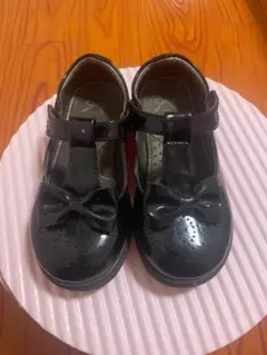 黒のリボン付きフォーマルシューズ