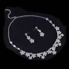 【新品】ネックレス ピアス アクセサリーセット キラキラ 小花