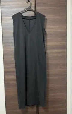 黒のノースリーブひざ丈ワンピース