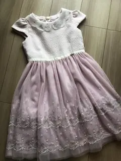 ピンクの刺繍入りドレスのサムネイル