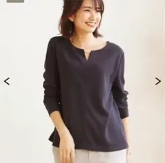 【新品】春から夏服♡大人気のゴールドメタルバー付きトップス☆2色ご用意☆