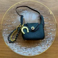 バッグ　チャーム　ブラック　黒　ゴールド　ホースシュー　馬蹄　ワイヤレスイヤホン