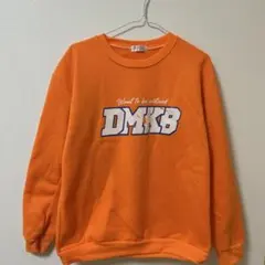 DMKBロゴ入りオレンジトレーナー