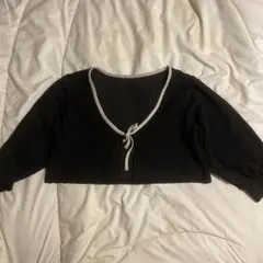 黒いクロップドカーディガン