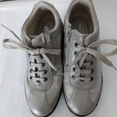 アシックスから出ている旅日和という銘柄です。