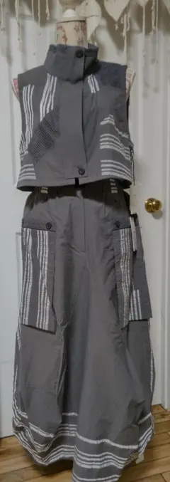 エイココンドウの新品未使用のグレー ストライプ セットアップ