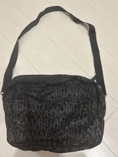 HANAE MORI ロゴ入りブラックショルダーバッグ