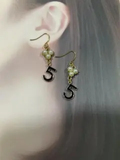 パールと数字5のフックピアス