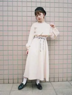 ベージュ フリルネック ジャガード切り替えワンピース　レベッカブティック