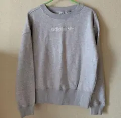 アディダスオリジナルス グレー 刺繍 トレーナー