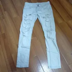 ホワイトダメージパンツ