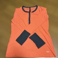 アンダーアーマーオレンジ ダークグレー ボタン付きトップス