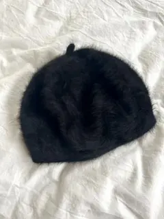 黒いファーのベレー帽
