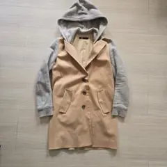 フード付きベージュトレンチコート