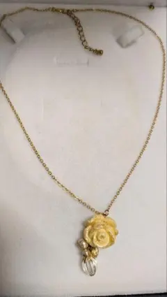 平成レトロ　アイボリーカラー　バラモチーフネックレス