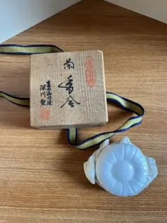【茶道】【香合】白い陶器製花形