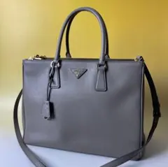 PRADA グレー レザーハンドバッグ