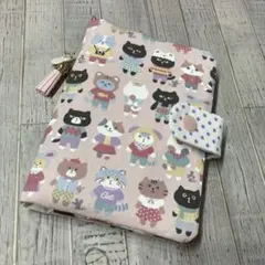 マルチカードケース（お薬手帳・保険証・通帳等）猫の整列ピンク（チャーム付き）