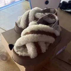 箱付きUGG fuzzita clear ストラップサンダル クリーム/ブラウンのサムネイル