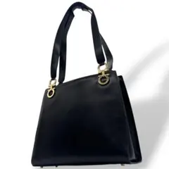 美品　フェラガモ　トートバッグ　黒　ガンチーニ　ワンショルダー　A4収納　A8